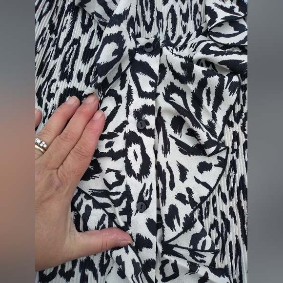 Sioni Black & White Clingy Blouse, Size XL, Ruffled Front & Sleeves, But… - Picture 8 of 10